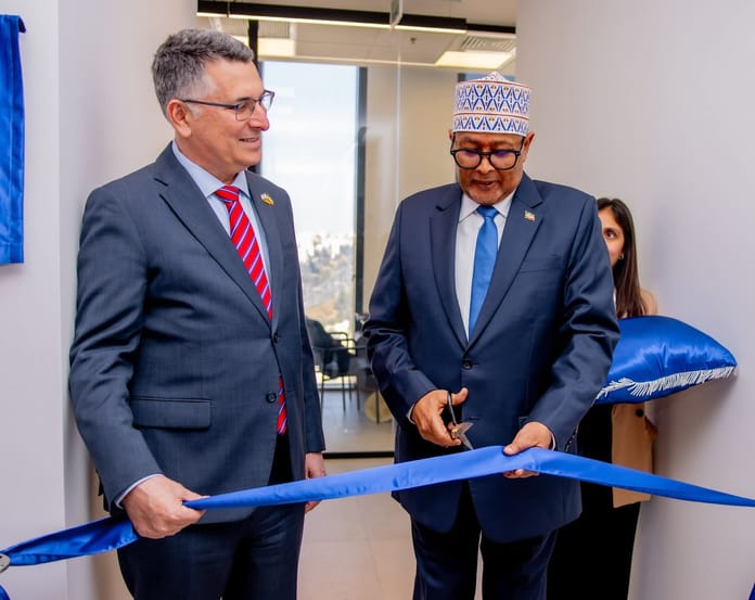 Abdirahman Irro cuts a ribbon with Israeli Foreign Minister Gideon Sa’ar at a Jerusalem “embassy” opening.